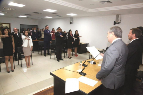 El vicepresidente primero de la Corte Suprema de Justicia, doctor Alberto Martínez Simón, y el ministro superintendente de la Circunscripción Judicial de Concepción, doctor Eugenio Jiménez Rolón, tomaron juramento de rigor a 32 nuevos abogados.
