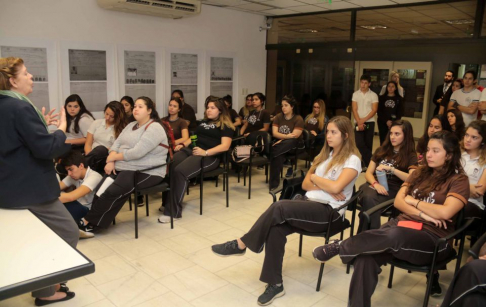 La licenciada Rosa Palau, coordinadora del Museo de la Justicia, se encargó de recibir a los estudiantes.