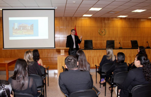 Estudiantes de Derecho de UNI-Filial Natalio visitaron sede de Encarnación.