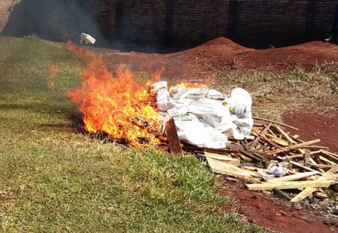 Incineración de cocaína en la sede de la SENAD- Regional Amambay, el operativo fue encabezado por el juez Penal de Garantías de turno, Cándido Insfrán