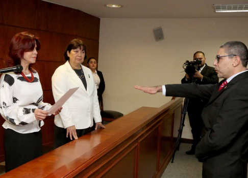 Juró como Defensor Adjunto, el doctor Paublino Escobar, ante la ministra de la Corte Suprema, Miryam Peña.