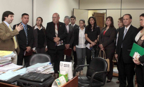 El juez de la Niñez y Adolescencia Guillermo Pereira Saguier, explicando el funcionamiento del juzgado a los universitarios.