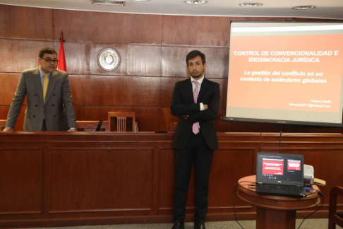 El docente e investigador argentino, Franco Gatti disertó en el Poder Judicial.