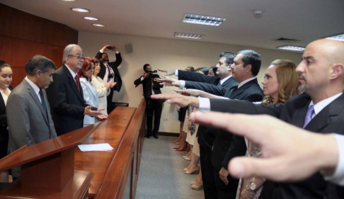 El presidente de la Corte Suprema de Justicia, doctor Raúl Torres Kirmser, y los ministros doctores Miryam Peña Candia y Manuel Ramírez Candia participaron del acto de juramento.