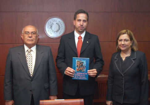 El autor del libro en compañia del ministro Sindulfo Blanco y de la presidenta de la Corte Suprema de Justicia, doctora Alicia Pucheta de Correa. 