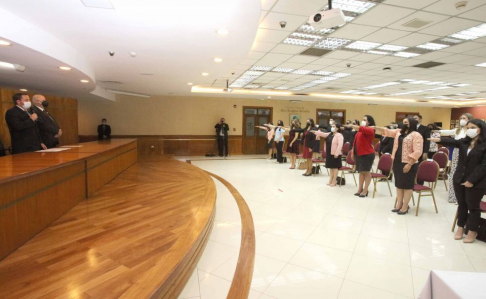 Ministros tomaron juramento de rigor a escribanos adjudicados en 16° Concurso de Notarios de la República del Paraguay
