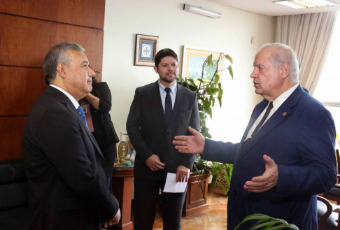 Catedrático chileno, doctor Santiago Zárate González visitó el Poder Judicial de Asunción, fue recibido por el ministro Luis María Benítez Riera.