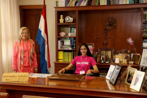 La doctora Alicia Pucheta, ministra encargada de la Secretaría de Género (SEG), otorgó a Ema la posibilidad de ocupar su puesto en la Corte Suprema de Justicia.