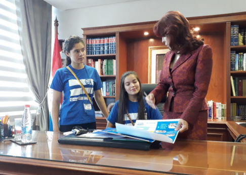 La ministra Miryam Peña realizando el traspaso de mando a la niña Jazmín.
