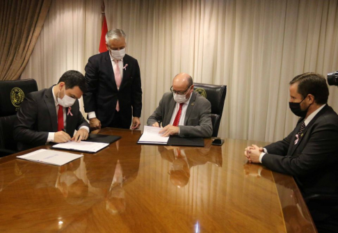 La máxima autoridad judicial, César Diesel, y el ministro Alberto Martínez Simón recibieron a representantes del Mitic encabezados por Fernando Saguier, su titular.