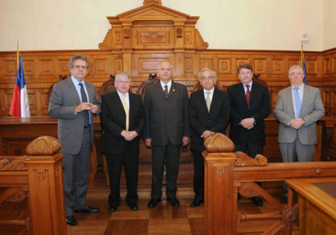 El ministro Luis María Benítez Riera junto a autoridades del Poder Judicial de Chile.