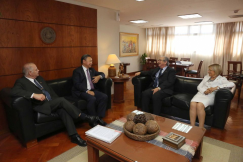 El embajador de China Taiwán en nuestro país, Alexander Tah-Ray Yui, llegó hasta el Palacio de Justicia de Asunción, donde mantuvo una reunión con el presidente de la CSJ, Raúl Torres Kirmser.