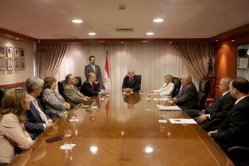 Ministros de Corte reciben a docente español.