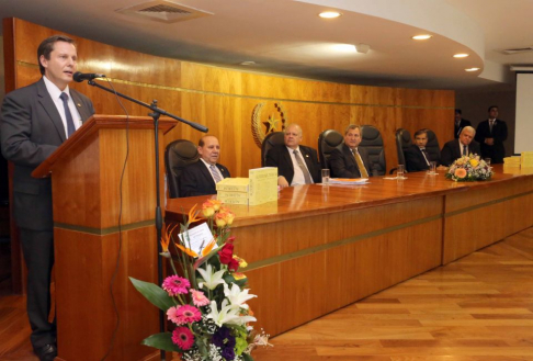 El ministro Alberto Martínez Simón presentó su libro Alterum