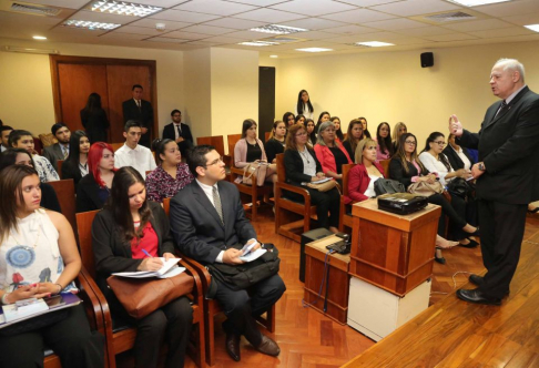 El ministro Benítez Riera recibió  en sede judicial a estudiantes de Derecho de dos universidades.
