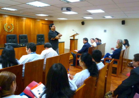 Funcionarios judiciales participando del curso de idioma guaraní.
