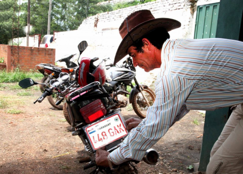 Un poblador de Bella Vista Sur colocando la matrícula a su motocicleta.