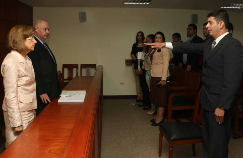 Juramento del abogado Mario Ariel Daiub Fatecha, defensor público, para el departamento de Alto Paraguay.