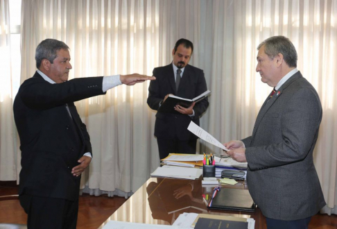 Momento en el que el presidente de la Corte Suprema de Justicia, Eugenio Jiménez Rolón, tomó juramento a Miguel Angel Palacios, como juez de etapa preparatoria.