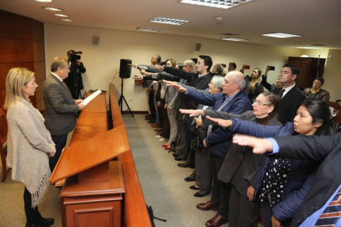 Esta mañana el titular de la Corte Suprema tomo juramento a 15 personas a quienes otorgó la nacionalidad paraguaya.