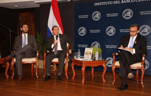 Ministro Martínez Simón participó de conversatorio y lanzamiento del libro sobre factoraje financiero