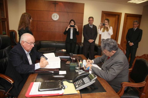 El ministro de la Corte, Miguel Oscar Bajac durante la firma del memorando con el gerente general de Buen Gobierno, Victor Aguero
