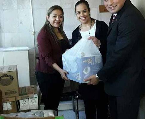 La presidenta de la Circunscripción Judicial de Alto Paraguay,doctora María Gloria Torres, y el administrador de la citada localidad, Arcadio Guanes, entregaron las donaciones.