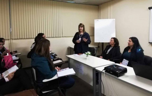 La mgtr. Mónica Britos, encargada de las prácticas CSJ, explicó a los estudiantes sobre las funciones de la dependencia judicial.