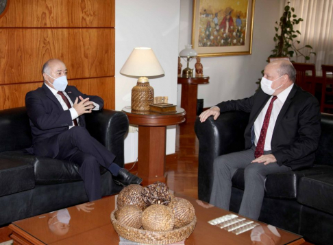 El presidente de la Corte Suprema de Justicia, César Diesel, junto el el embajador de la República de Chile, Jorge Ulloa. 