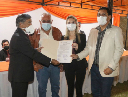 El ministro Ramírez Candia recibió los documentos del terreno cedido a la CSJ por la Municipalidad de Santa Rosa del Aguaray.