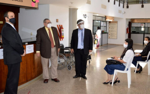 El Ministro Superintendente, doctor Antonio Fretes y el Secretario General, doctor Gonzalo Sosa Nicoli, estuvieron acompañando en la jornada de renovación de matrículas. 