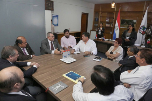 Los ministros doctores, Antonio Fretes, Eugenio Jiménez y Manuel Ramírez se reunieron con el intendente de la Ciudad de Lambaré.