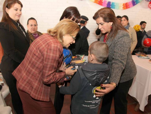 La ministra Alicia Pucheta de Correa, junto con la directora de Recursos Humanos, abogada Juana Orzuza, acompañaron la actividad.