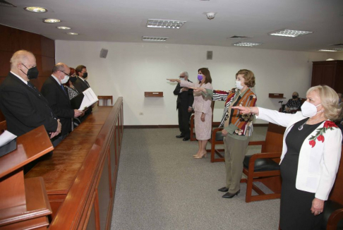 El juramento se desarrolló en la sala de conferencias del Palacio de Justicia de la Capital.