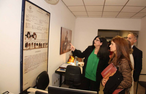 La ministra Carolina Llanes acompañó a la comitiva internacional al Museo de la Justicia.