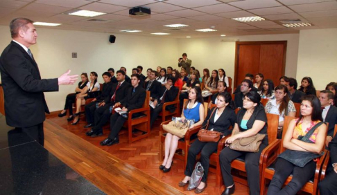 El camarista Emiliano Rolón hablando a los universitarios sobre el sistema judicial paraguayo.