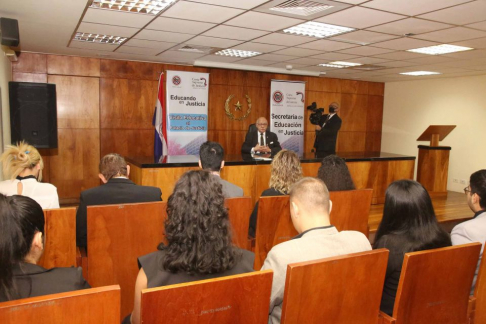 Abogadas brasileñas y estudiantes de la carrera de Derecho participaron en charla educativa.
