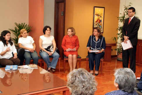 La presidenta de la Corte conversando con los familiares y víctimas del Ycuá Bolaños.