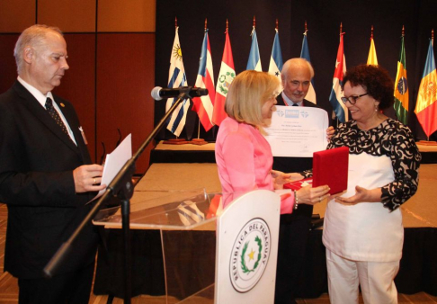La presidenta de la Corte Suprema de Paraguay, Dra. Alicia Pucheta de Correa, entrega el premio al Mérito Judicial en su V edición, a la magistrada Miriam German Brito, de República Dominicana.
