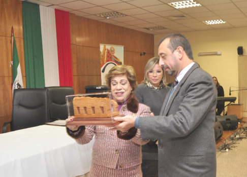 Miguel Ángel Vargas, vicepresidente segundo del consejo de administración, hizo entrega a la autoridad judicial de un presente artesanal