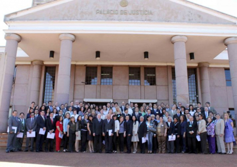 Foto oficial de los participantes del Taller de Magistrados realizado en el Palacio de Justicia de Ciudad del Este.