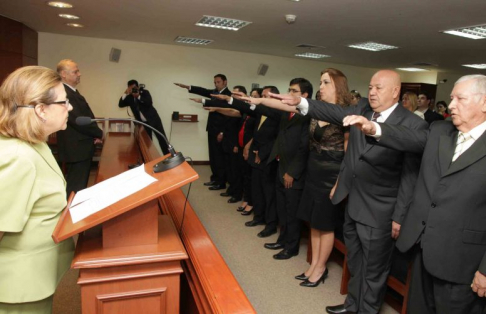 El juramento se realizó ante los ministros, doctores Alicia Pucheta de Correa y Luis María Benítez Riera.