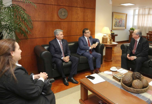 El presidente de la Corte Suprema, doctor José Raul Torres Kirmser, recibió al director de la EBY, Nicanor Duarte Frutos.