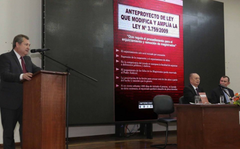 La presentación de libro estuvo a cargo del ministro de la Corte Dr. Eugenio Jiménez Rolón.