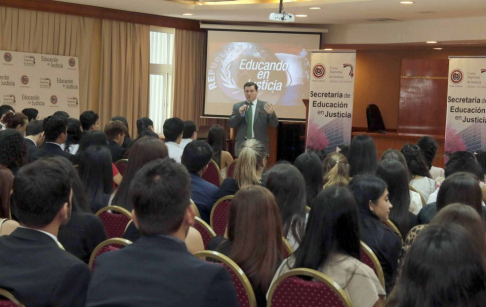 Estudiantes del segundo año de la carrera de Derecho de la Universidad Nacional de Asunción participaron de una charla educativa 