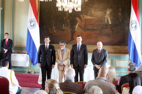 Presidente Diesel participó del acto de entrega del Premio Nacional de Literatura.