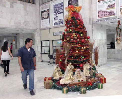 El árbol de Navidad y el pesebre se encuentran en el hall central del Palacio de Justicia.