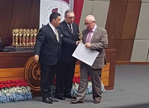 El ministro de la Corte Suprema de Justicia, doctor Miguel Oscar Bajac recibió en la víspera el Premio República