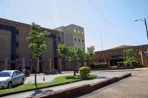 Fachada del Palacio de Justicia de la ciudad de Paraguarí.