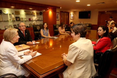 La presidenta de la Corte, doctora Alicia Pucheta, y el ministro Raúl Torres Kirmser junto a la doctora Jeannette Tentalean Rodríguez.